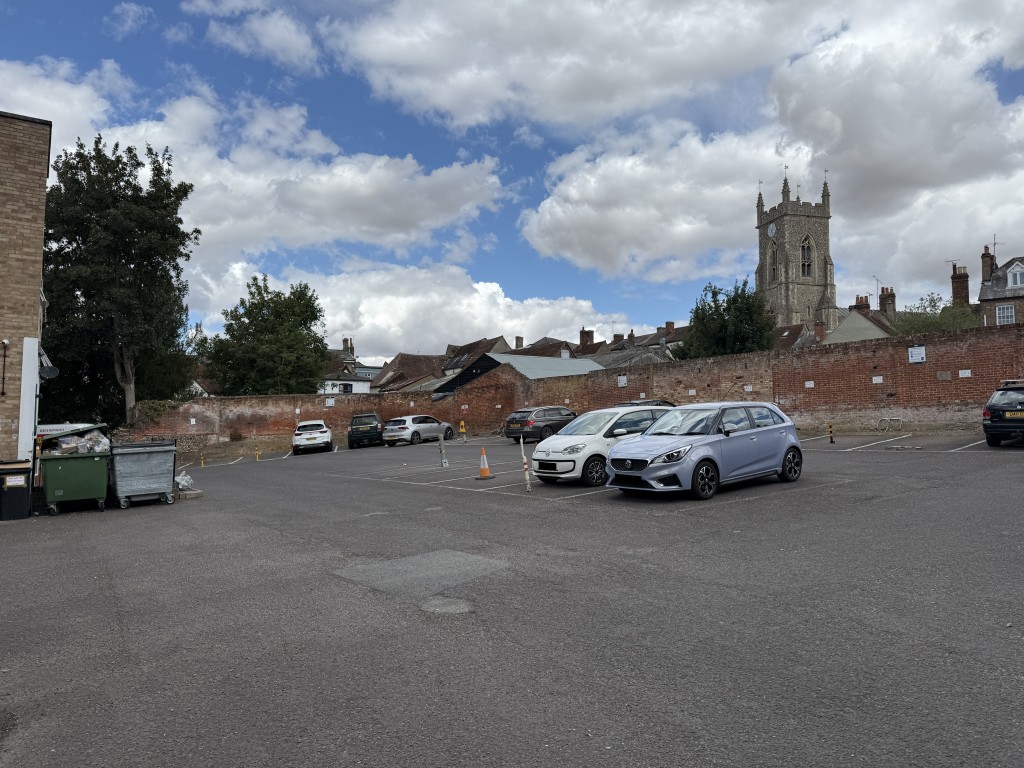Lot: 47 - MIXED RESIDENTIAL AND COMMERCIAL TOWN CENTRE INVESTMENT - Car parking area to the rear of the building